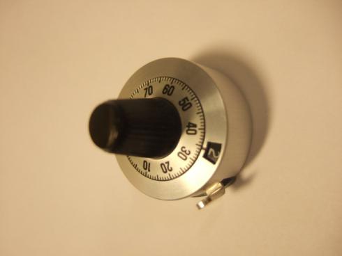 6mm akselille. Kartiokiinnitys sileille ja uritetuille akseleille. Asteikkokerroin 0...20. Nuppiosa n. 10X13mm, runko-osa n. 25X13mm. Lukitusvivulla. - Tuotekuva