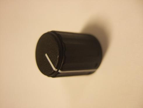 6mm akselille. Kartiokiinnitys sileille ja uritetuille akseleille. Musta. Osoitinviiva kuvasta poiketen vain lakissa ( kuvassa myös rungossa ) ! - Tuotekuva